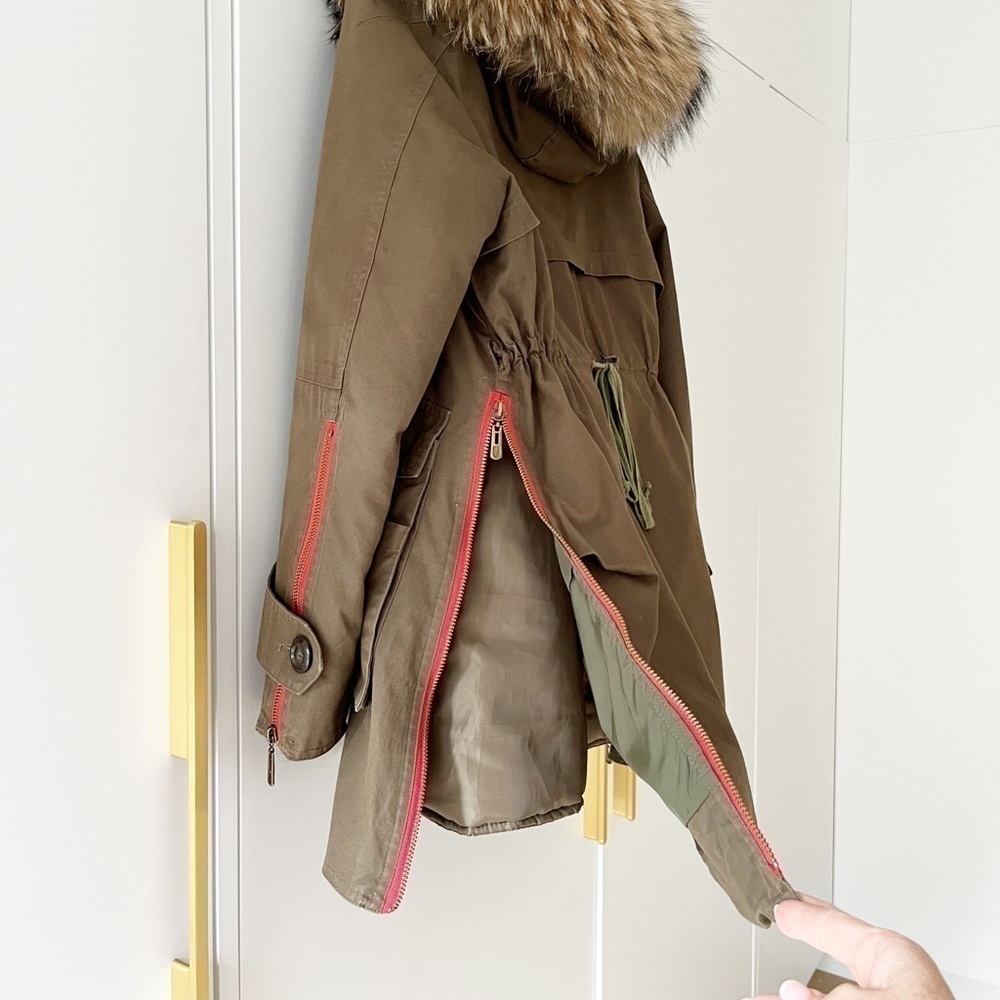 STUNNING parka with fur collar and contrasting zippers - Picture 8 of 13